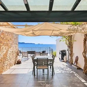Villa Maison Sur L'eau-hyères-almanarre-parkings/clim/wifi, Hyères